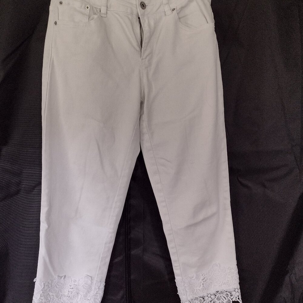 Earl White Capri Jean’s with Embroidered Hem